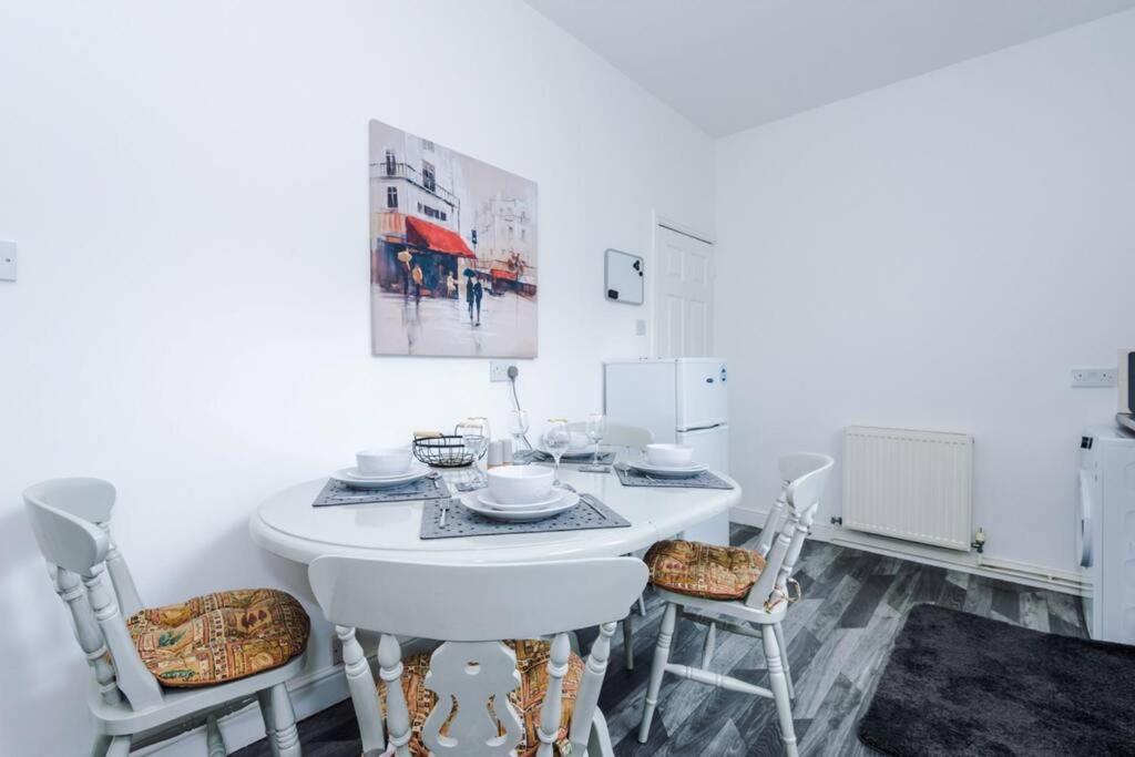 Long Term Offers Message For Prices Sleeps 6 Adults, Contractors, Relocators, Travellers Villa Halifax Exterior photo